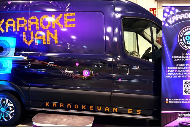 Karaoke Van con puerta cerrada