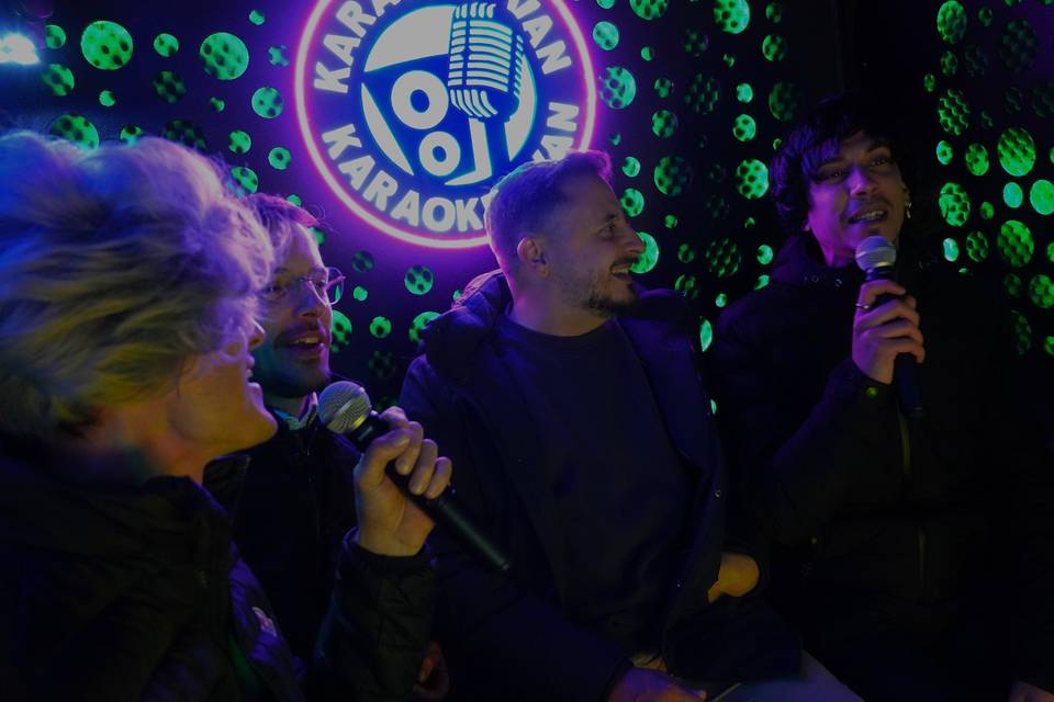 Invitados cantando