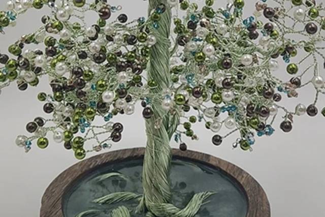 Árbol único verde grande