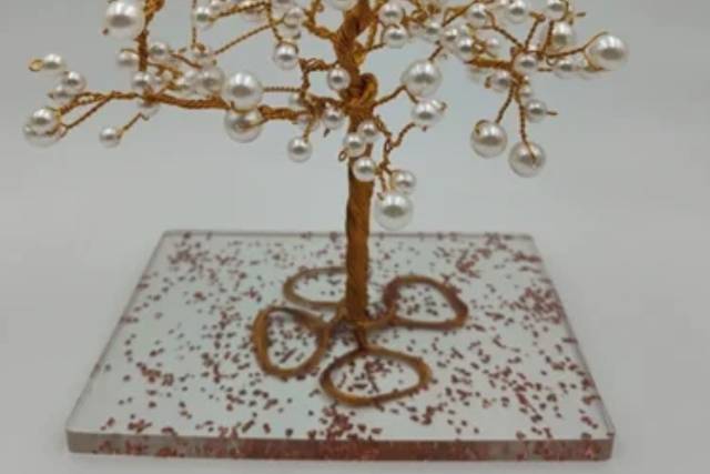 Árbol de átomos blancos