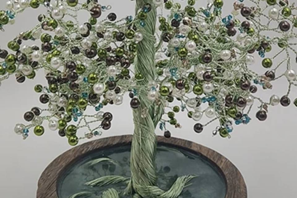 Árbol único verde grande