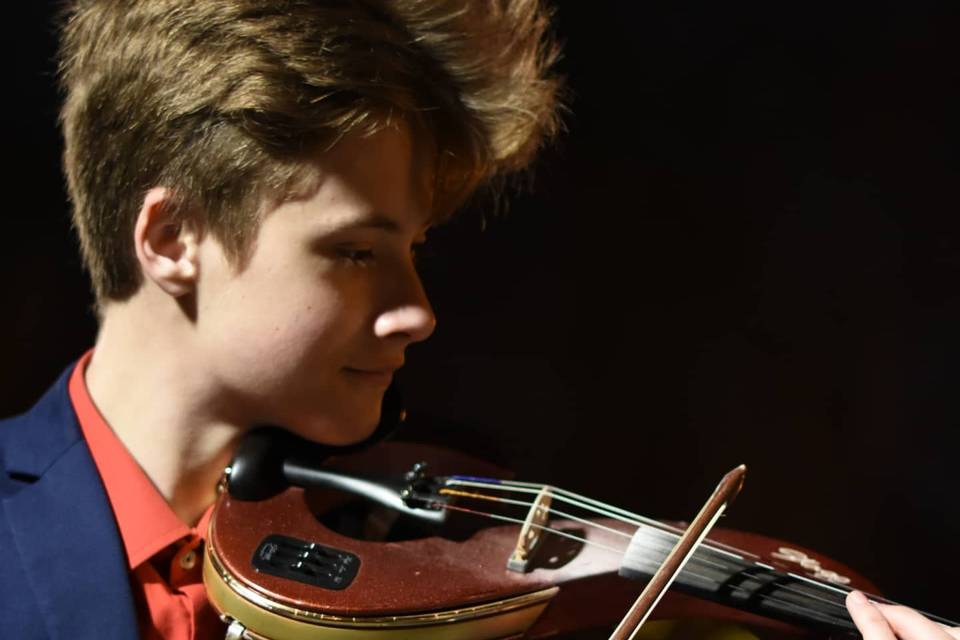 Close-up violin, y más joven