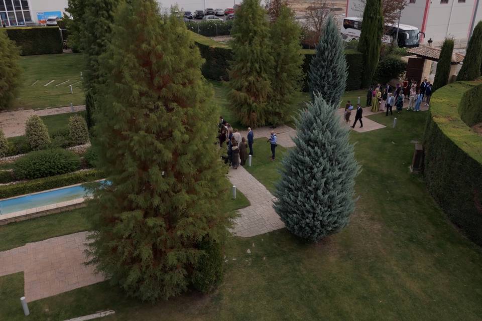 El novio dando la bienvenida