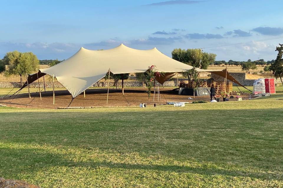 Carpa con esquinas al suelo