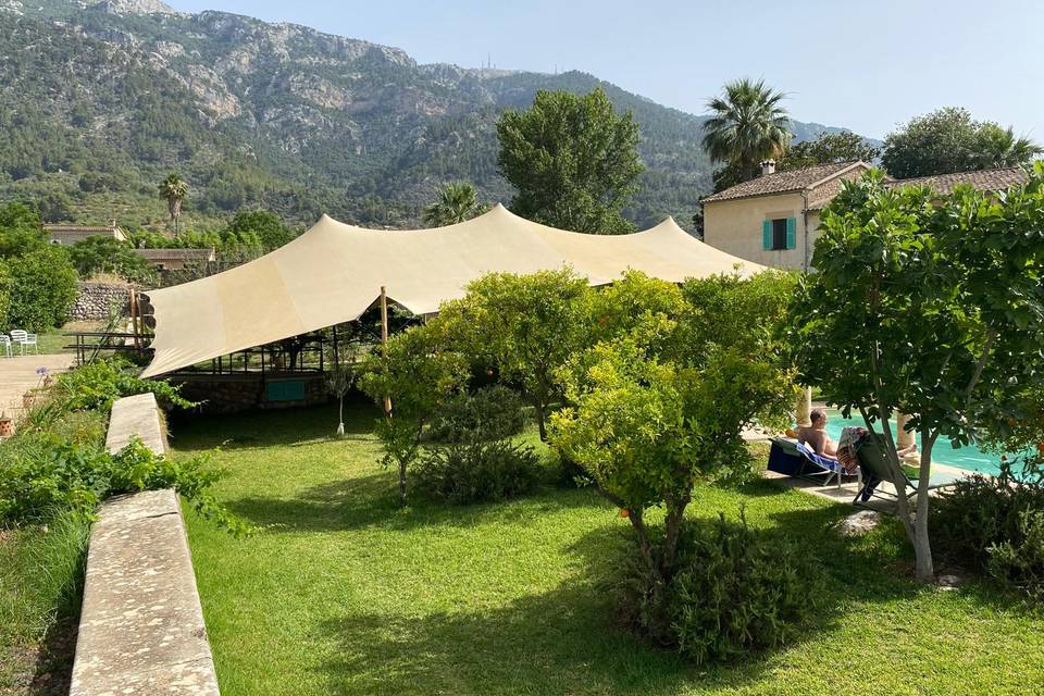 Carpa color arena en finca