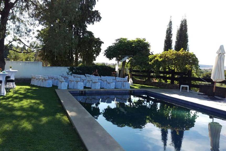 Banquete junto a la piscina