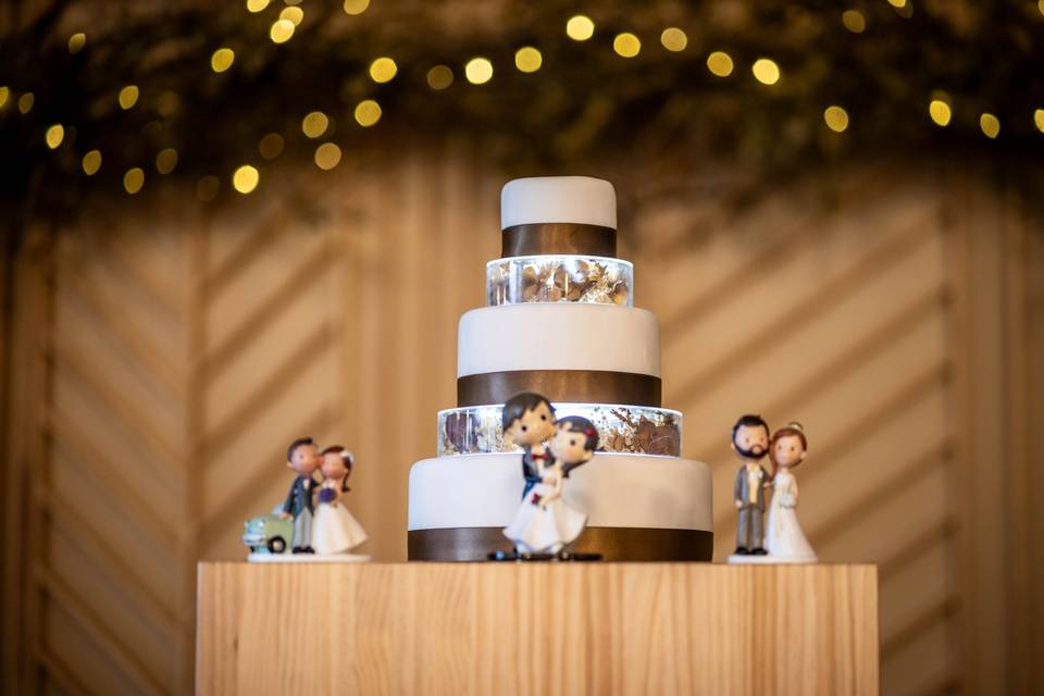 Tarta y figuritas de novios