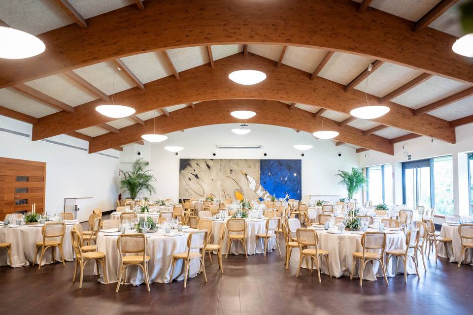 Un salón con mucha luz