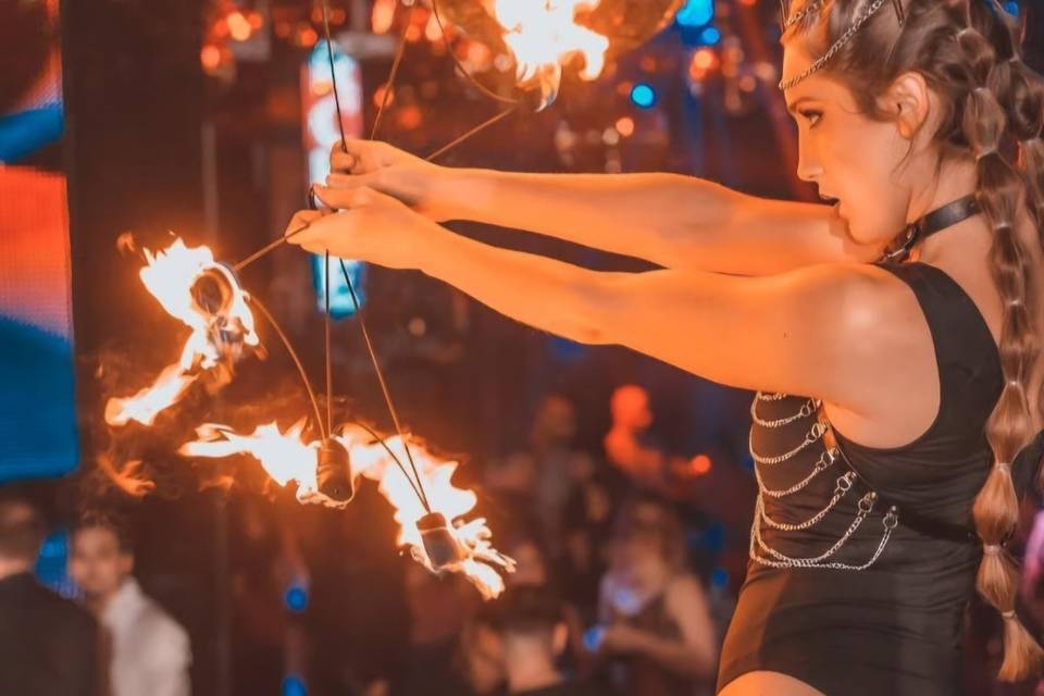 Fuego con contorsión