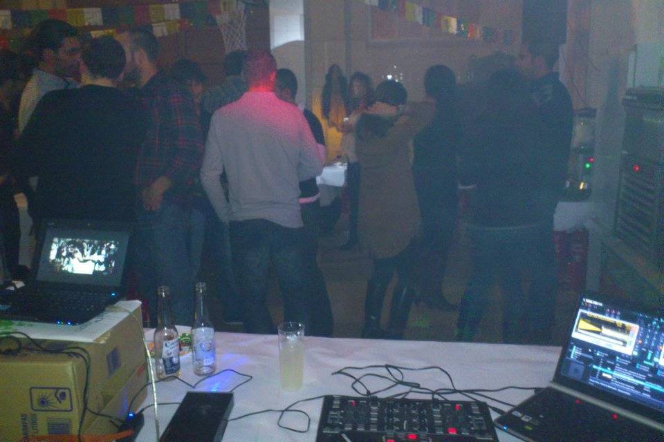 Mezclando en fiesta privada