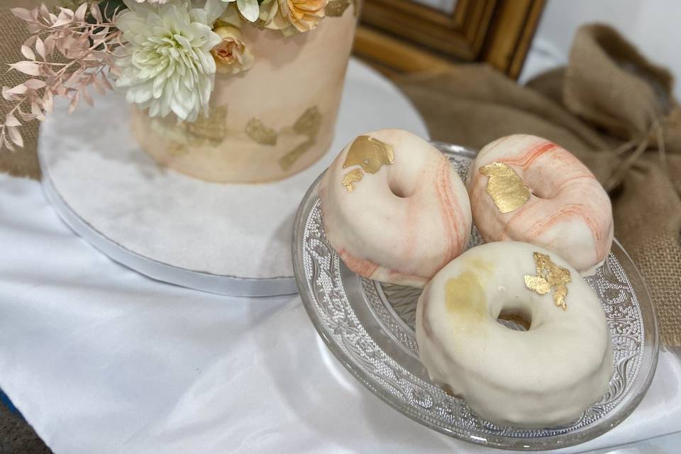 Tarta de boda y donuts