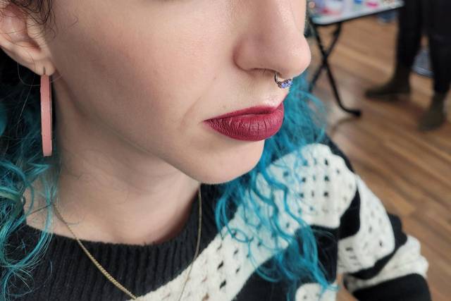 Situl con labio granate