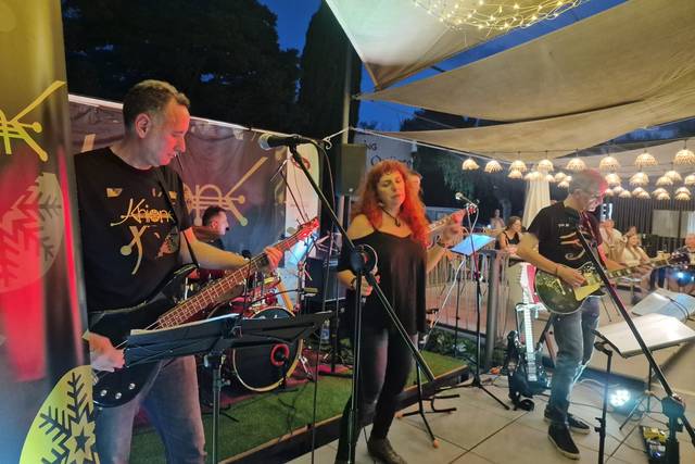 Khione band