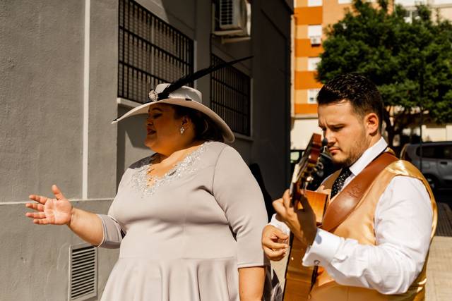 Cantando a novias al salir de la iglesia