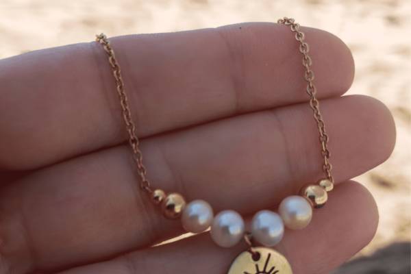 Colgante perlas and charms