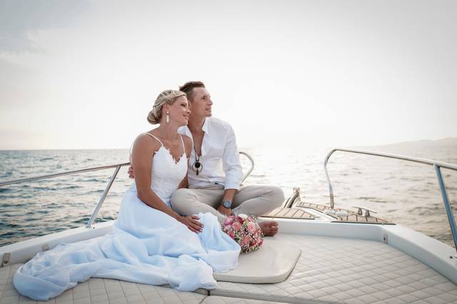 Novios en un barco en Marbella