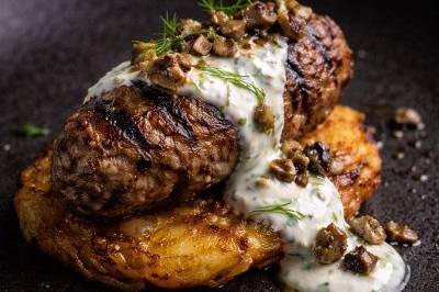 Kofta con patata y tzatziki