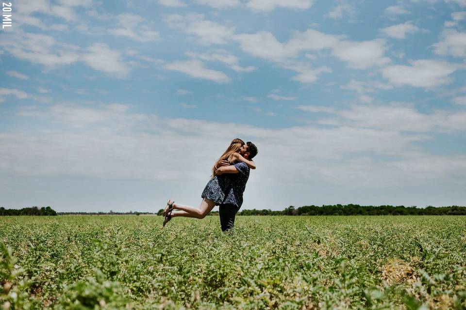 Abrazo en el campo