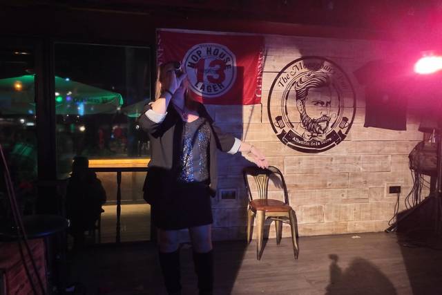 Show karaoke