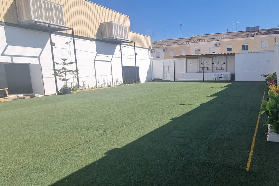 Terraza exterior con césped