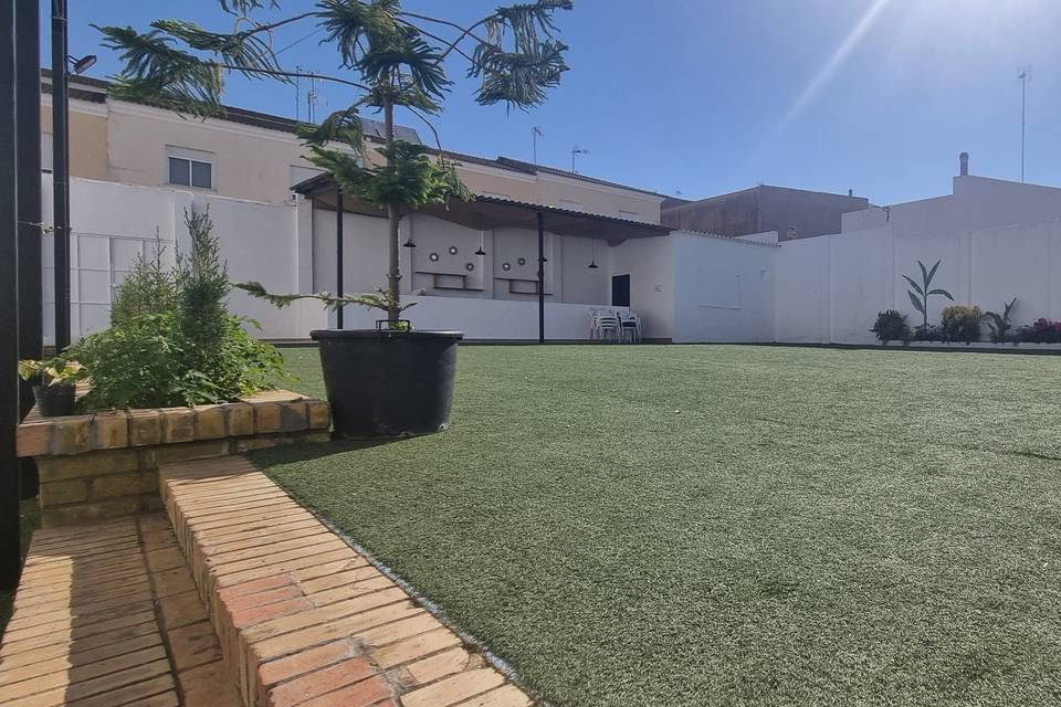Terraza exterior con césped