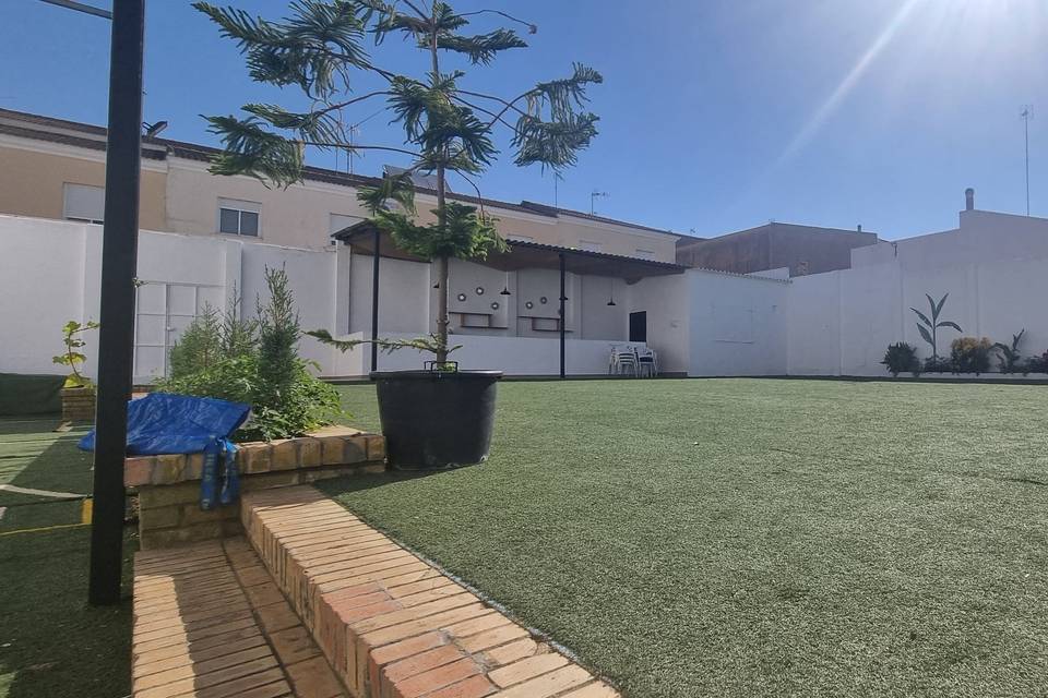 Terraza exterior con césped