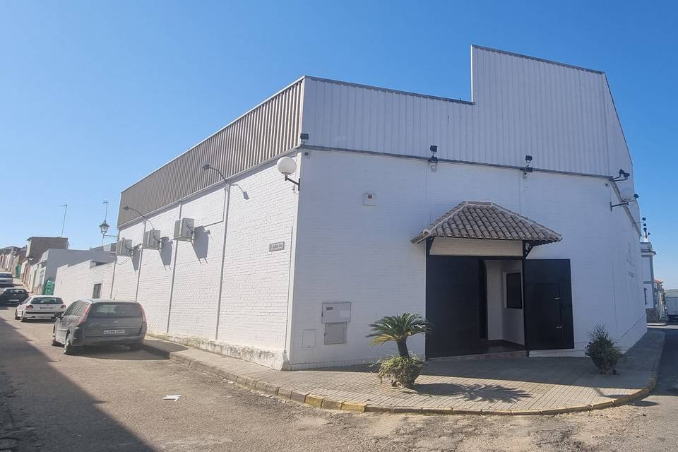 Fachada y acceso al salón