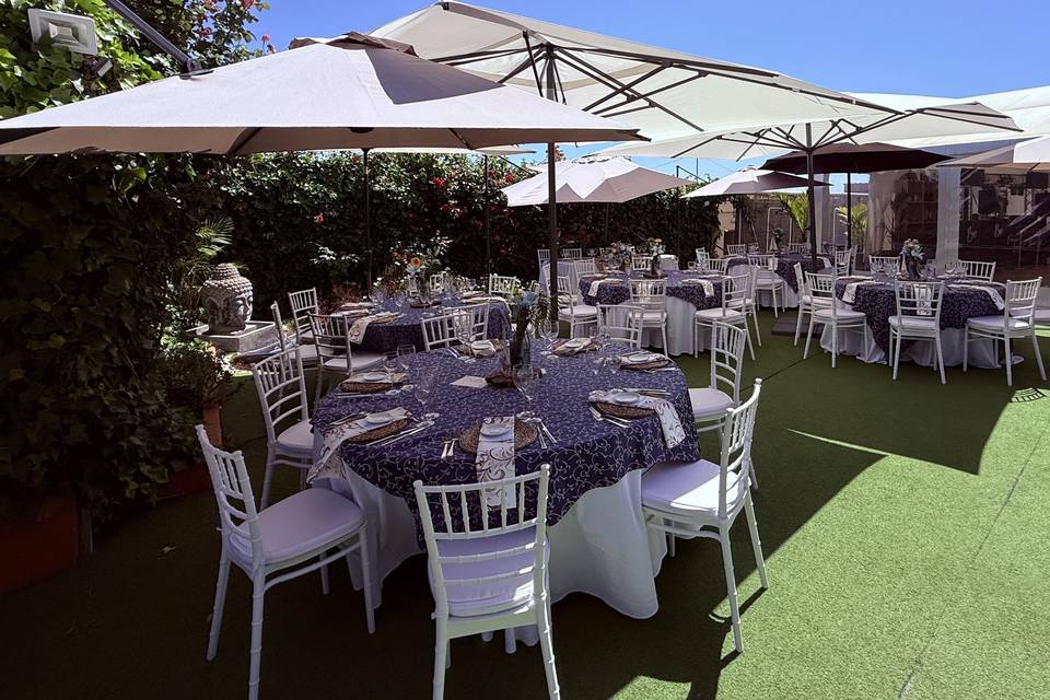 Banquete en jardín