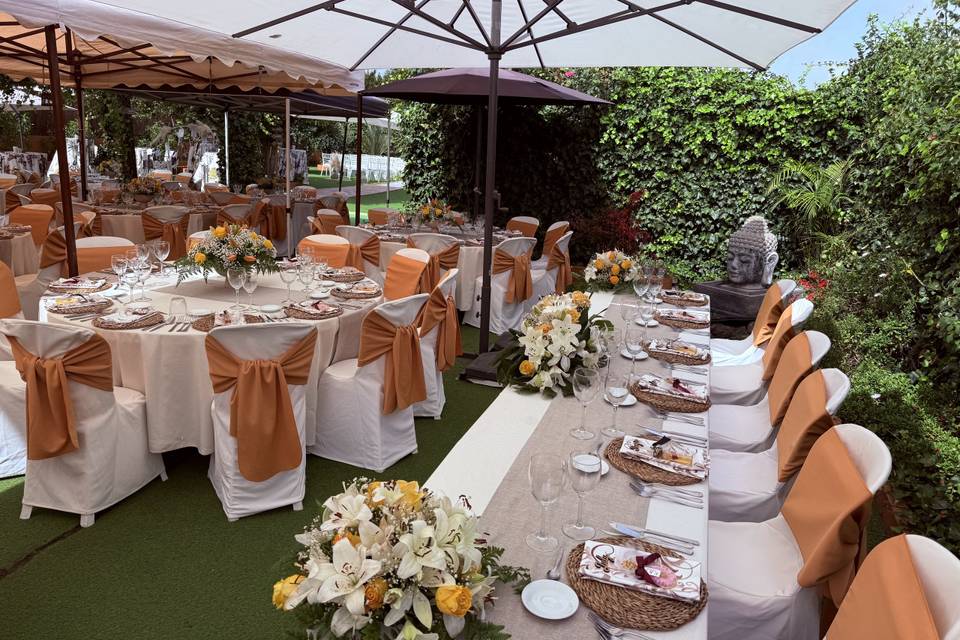 Banquete en jardín