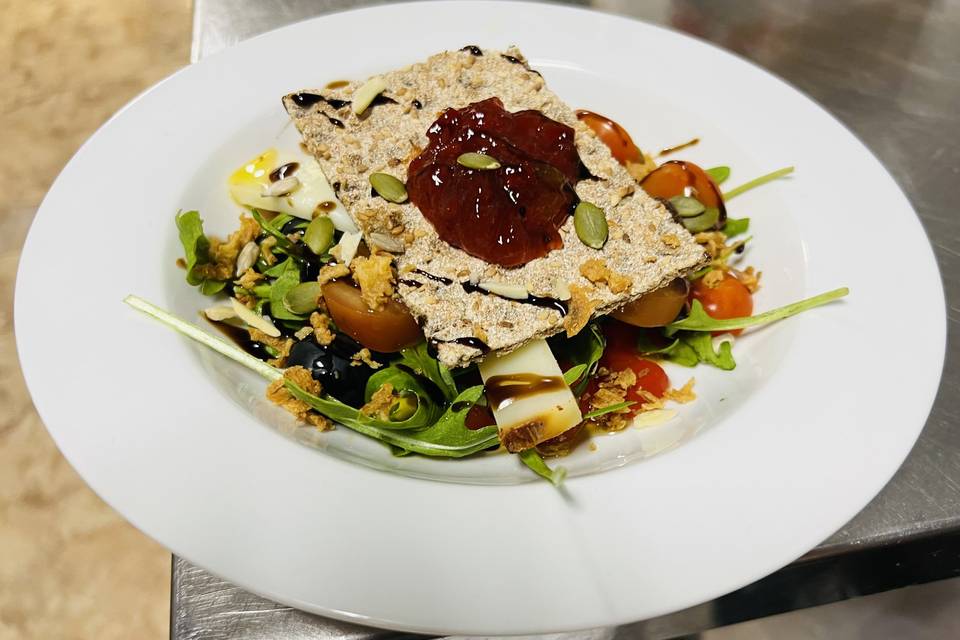 Ensalada herreño y tosta