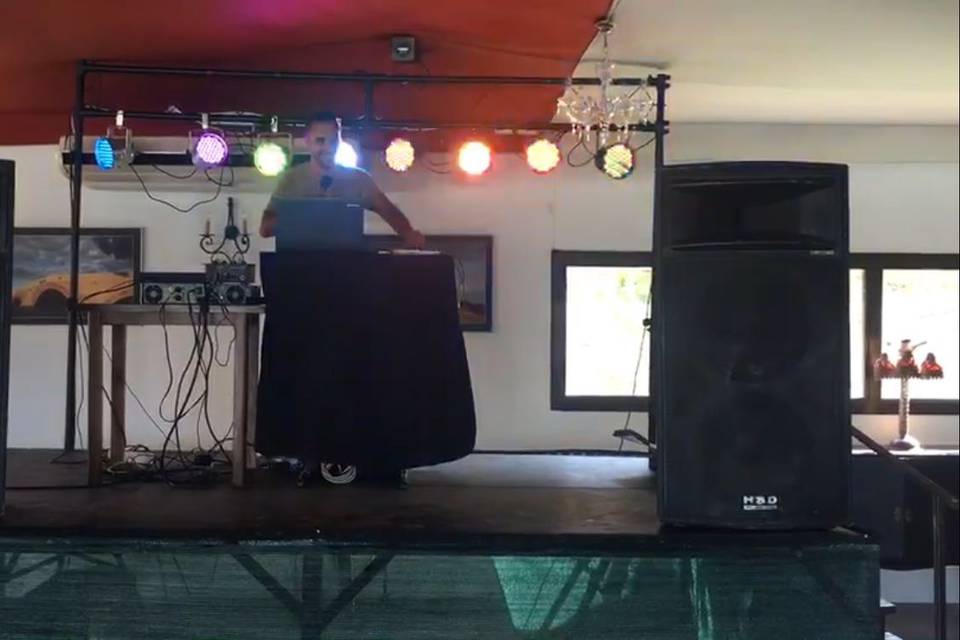 Dj con escenario