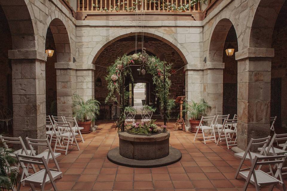 Celebra la ceremia en el claus