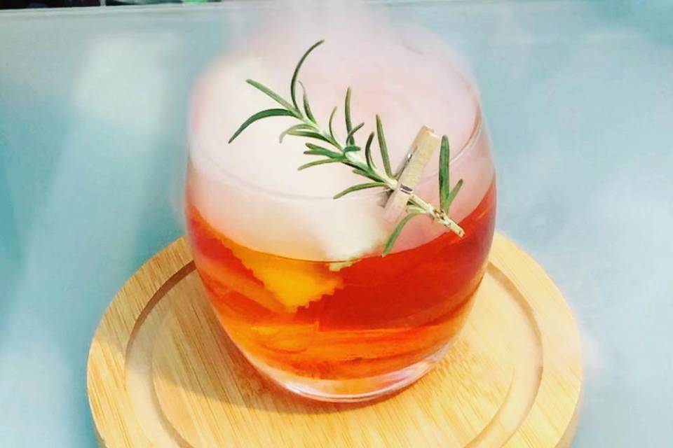 Negroni ahumado con romero