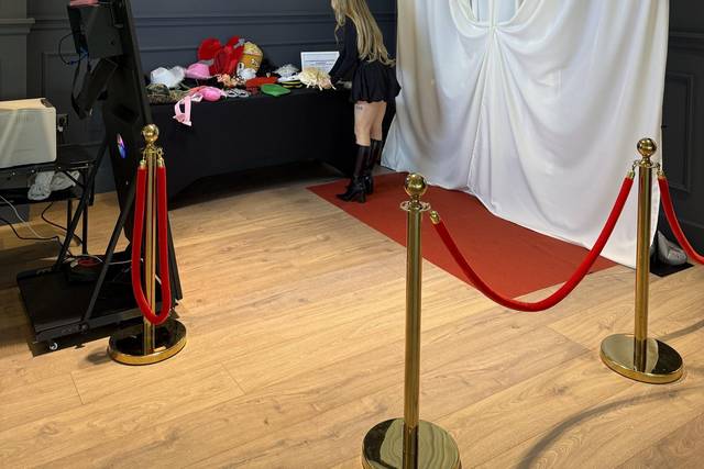 Mirror photo booth