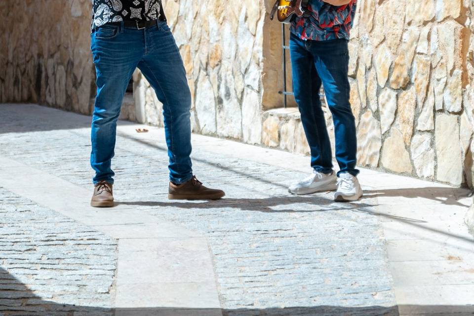 Músicos en un callejón de piedra