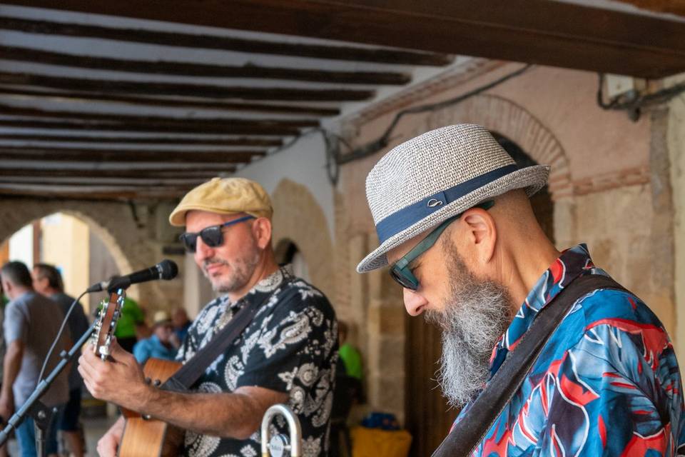 Músicos tocando juntos en plano medio