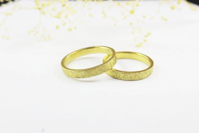 Anillos de oro con rayitas