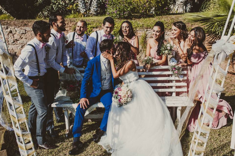 Momento beso amigos