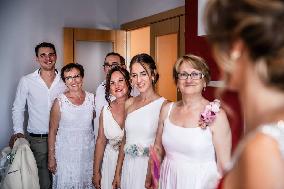 Familia viendo novia