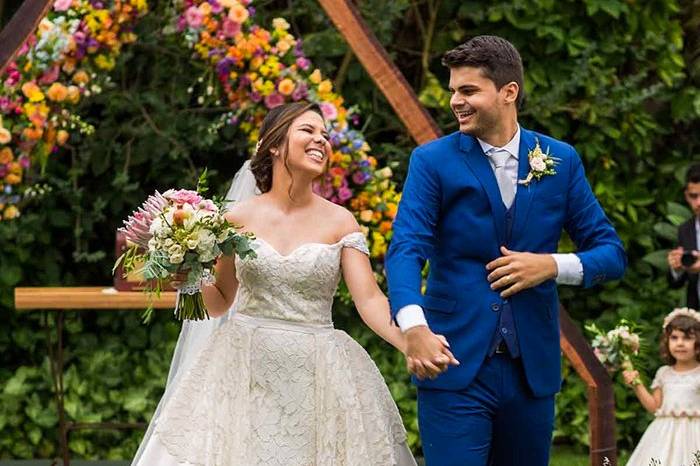 Novios en jardín