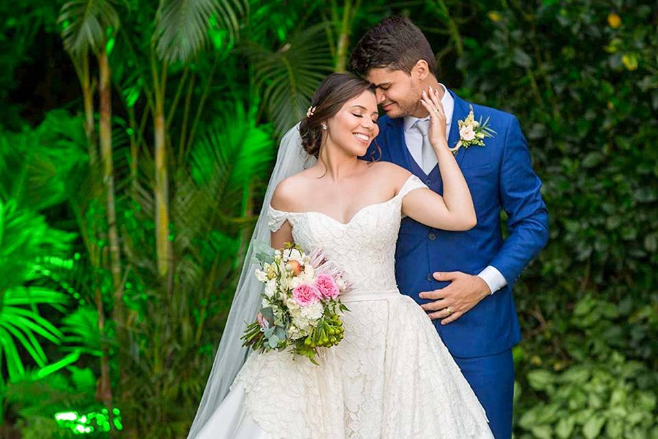 Novios en jardín