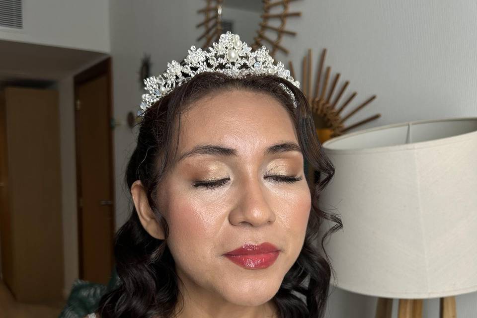 Maquillaje y peinado