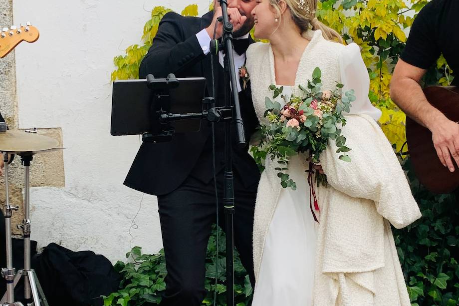 Cantando en el cóctel