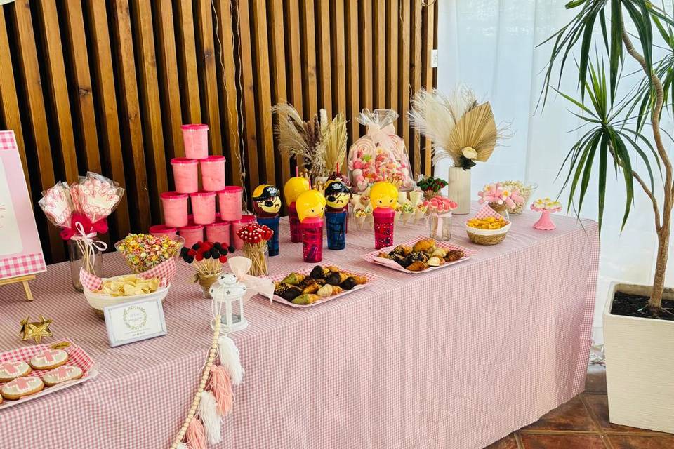 Mesa con tonos rosa y beige