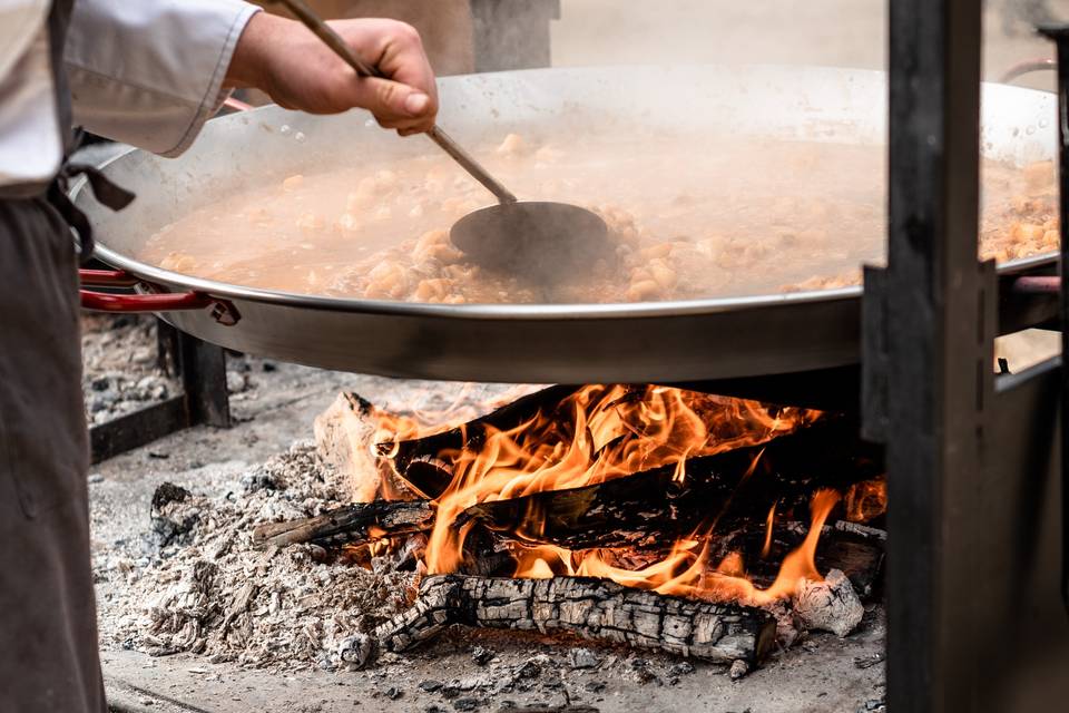 Paella a la leña