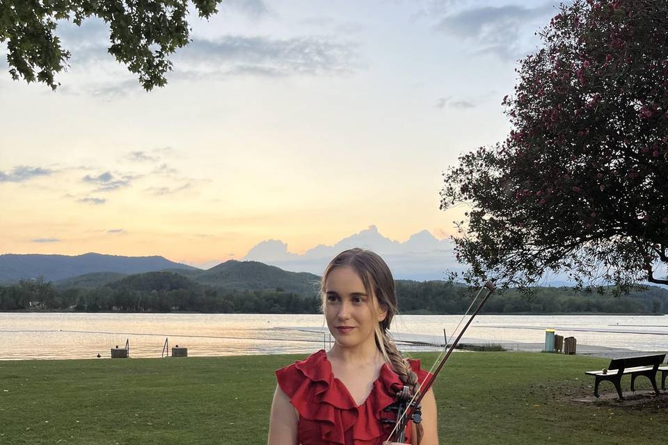 Cristina, violín y viola