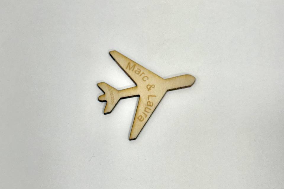 Avión de madera grabado boda