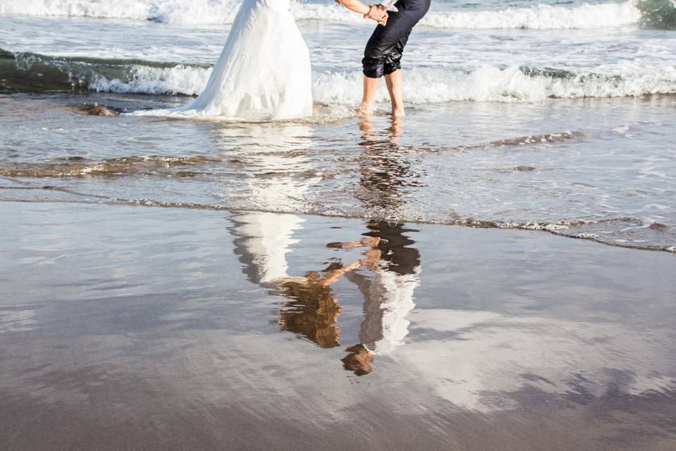 Los novios en la playa