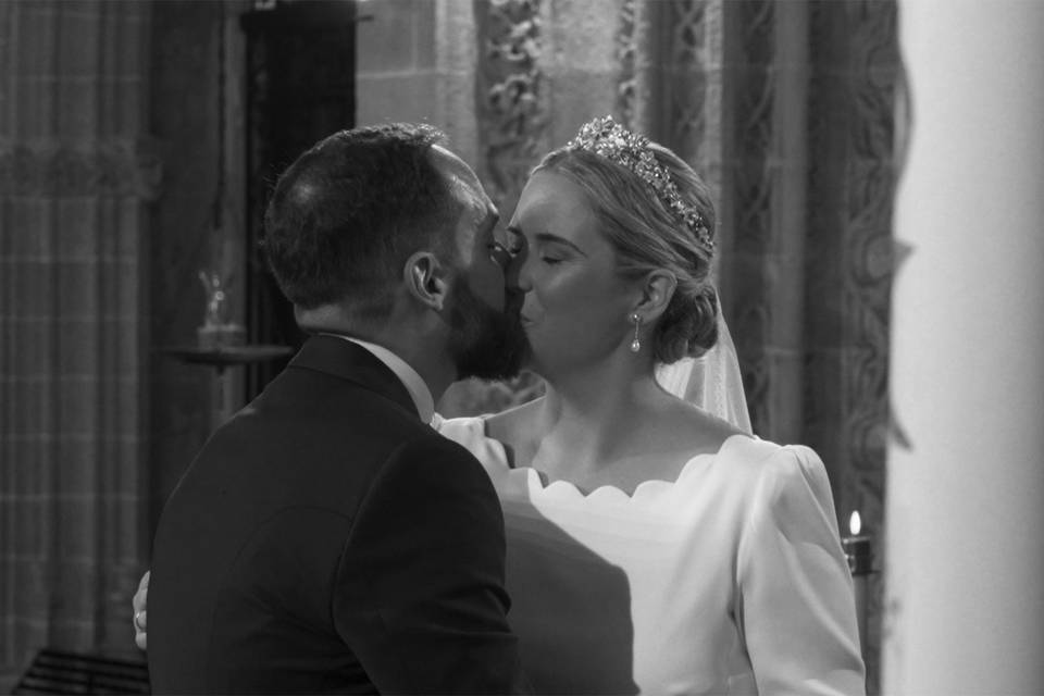 Beso en el altar