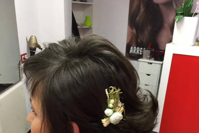 Pelo corto con tocado